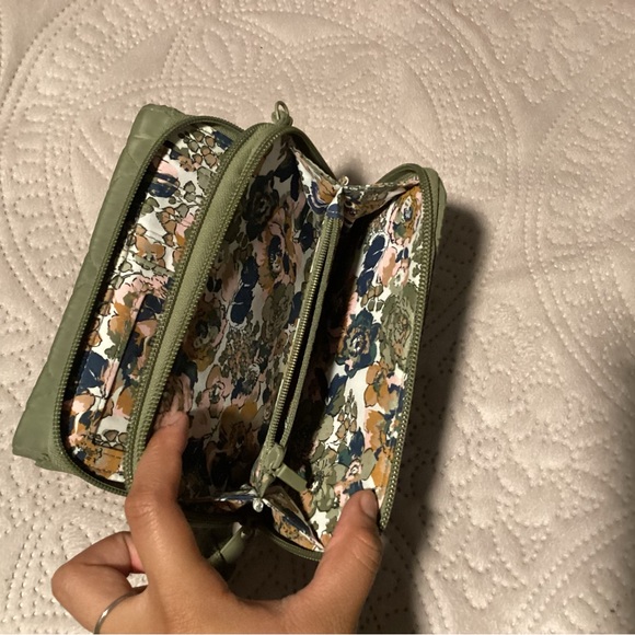 Vera Bradley Green wallet - Picture 4 of 9